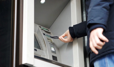 Moldovenii continuă să utilizeze cardul bancar pentru retragerea numerarului 