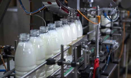 Scandalul lactatelor fără lapte: Cine e milionarul ce controlează afacerea JLC