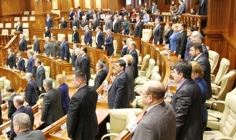 Oligarhii și politicienii moldoveni nu investesc în economia țării