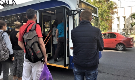 Care ar fi trebuit să fie costul unei călătorii cu autobuzul sau cu troleibuzul
