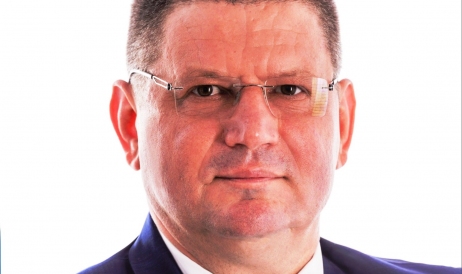Un fost șef de bancă din Moldova candidează pentru senatul României
